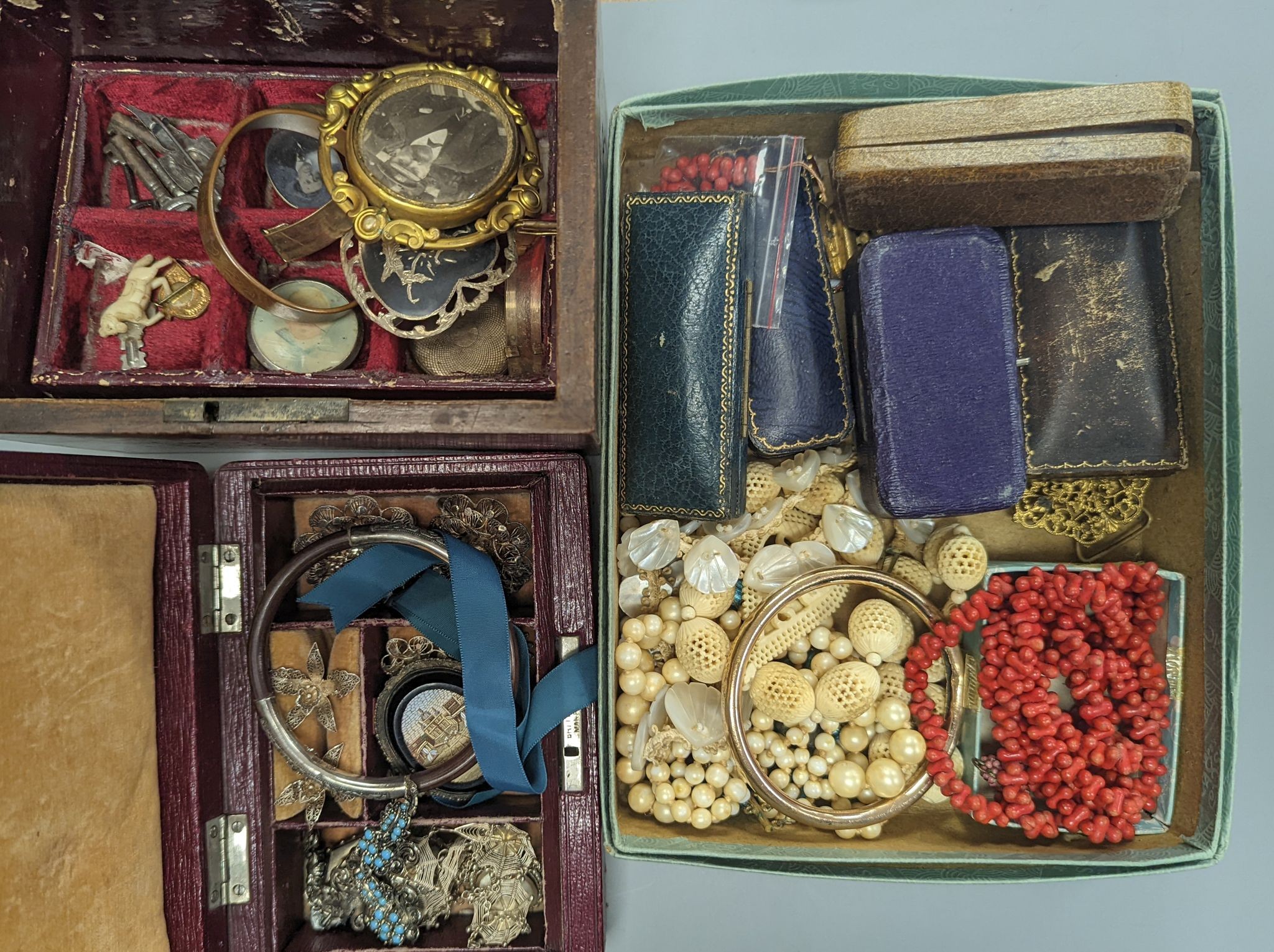 A quantity of assorted Victorian and later jewellery including costume and filigree and a 19th century tea caddy with conch shell inlay.